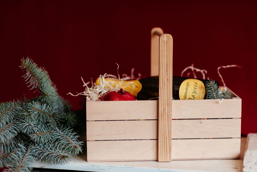 Подарунковий кошик з дерева «Різдвяний сюрприз»