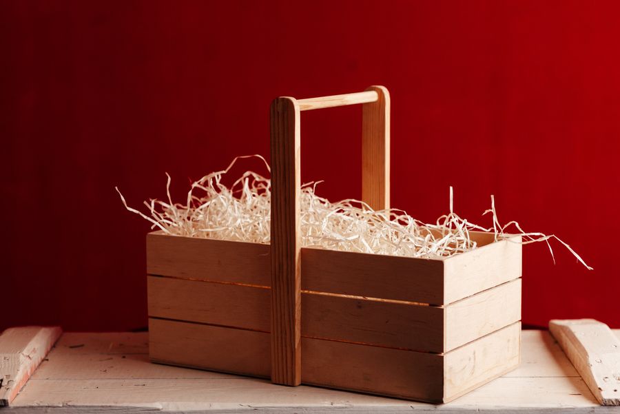 Подарунковий кошик з дерева «Різдвяний сюрприз»